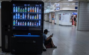 Tokyo, Japonya - 30th Ağustos 2018. Dijital satış makinesi Tokyo İstasyonu.
