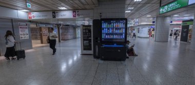 Tokyo, Japonya - 30th Ağustos 2018. Dijital satış makinesi Tokyo İstasyonu.