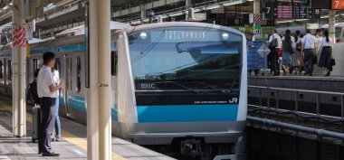 Tokyo, Japonya - 30th Ağustos 2018. Tokyo Tren İstasyonu platformu gelen Keihin Tohoku banliyö treni.