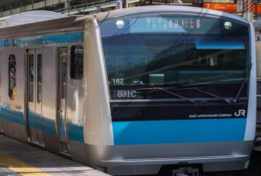 Tokyo, Japonya - 30th Ağustos 2018. Tokyo Tren İstasyonu platformu gelen Keihin Tohoku banliyö treni.