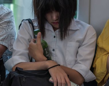Tokyo, Japonya - 30th Ağustos 2018. Kadın yolcu Japonya demiryolu Yamanote trende commuting sırasında uyku.