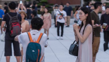 Tokyo, Japonya - 8 Eylül 2018. Tokyo Tren İstasyonu plaza insanlar gezi