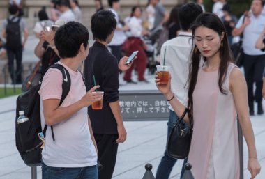 Tokyo, Japonya - 8 Eylül 2018. Tokyo Tren İstasyonu plaza insanlar gezi