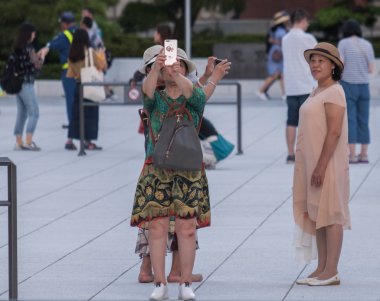Tokyo, Japonya - 8 Eylül 2018. Tokyo Tren İstasyonu plaza insanlar gezi