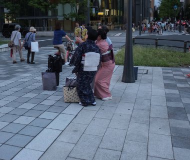 Tokyo, Japonya - 23 Haziran 2018. İnsanlar sokakta yürürken, insanlar 