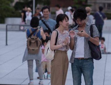 Tokyo, Japonya - 23 Haziran 2018. Tokyo sokaklarında yürürken insanlar