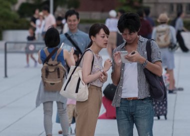 Tokyo, Japonya - 23 Haziran 2018. Tokyo sokaklarında yürürken insanlar