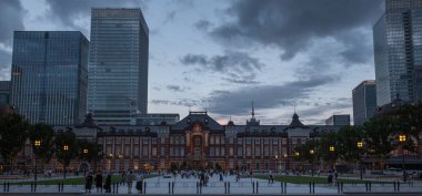 Tokyo, Japonya - 23 Haziran 2018. Tokyo sokaklarında yürürken insanlar