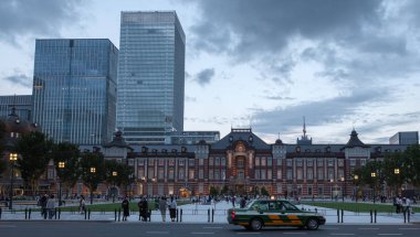 Tokyo, Japonya - 23 Haziran 2018. Tokyo sokaklarında yürürken insanlar
