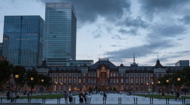 Tokyo, Japonya - 23 Haziran 2018. Tokyo sokaklarında yürürken insanlar