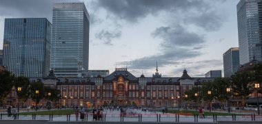 Tokyo, Japonya - 23 Haziran 2018. Tokyo sokaklarında yürürken insanlar