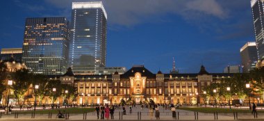 Tokyo, Japonya-8 Eylül, 2018. Tokyo Tren Istasyonu Plaza bina geceleri aydınlatılmış. 