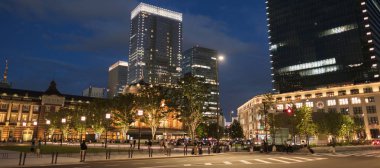 Tokyo, Japonya-8 Eylül, 2018. Tokyo Tren Istasyonu Plaza bina geceleri aydınlatılmış
