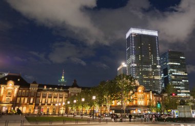 Tokyo, Japonya-8 Eylül, 2018. Tokyo Tren Istasyonu Plaza bina geceleri aydınlatılmış