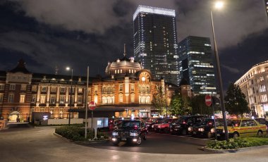 Tokyo, Japonya-8 Eylül, 2018. Tokyo Tren Istasyonu Plaza bina geceleri aydınlatılmış