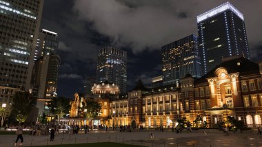 Tokyo, Japonya-8 Eylül, 2018. Tokyo Tren Istasyonu Plaza bina geceleri aydınlatılmış. 