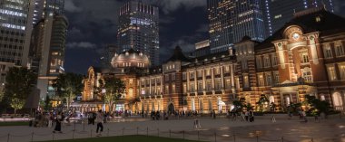 Tokyo, Japonya-8 Eylül, 2018. Tokyo Tren Istasyonu Plaza bina geceleri aydınlatılmış. 