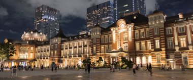 Tokyo, Japonya-8 Eylül, 2018. Tokyo Tren Istasyonu Plaza bina geceleri aydınlatılmış. 