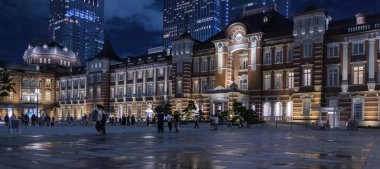 Tokyo, Japonya-8 Eylül, 2018. Tokyo Tren Istasyonu Plaza bina geceleri aydınlatılmış. 