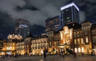 Tokyo, Japonya-8 Eylül, 2018. Tokyo Tren Istasyonu Plaza bina geceleri aydınlatılmış. 