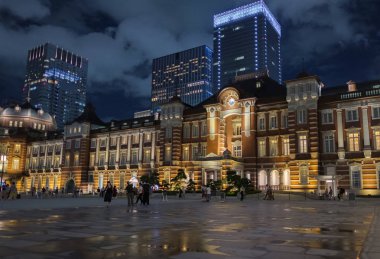 Tokyo, Japonya-8 Eylül, 2018. Tokyo Tren Istasyonu Plaza bina geceleri aydınlatılmış. 