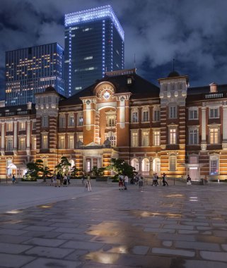 Tokyo, Japonya-8 Eylül, 2018. Tokyo Tren Istasyonu Plaza bina geceleri aydınlatılmış. 