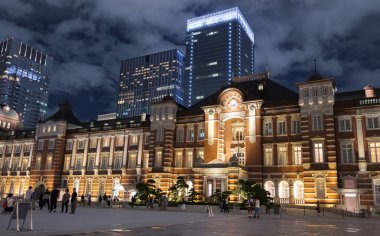 Tokyo, Japonya-8 Eylül, 2018. Tokyo Tren Istasyonu Plaza bina geceleri aydınlatılmış. 