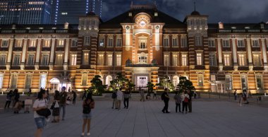 Tokyo, Japonya-8 Eylül, 2018. Tokyo Tren Istasyonu Plaza bina geceleri aydınlatılmış. 