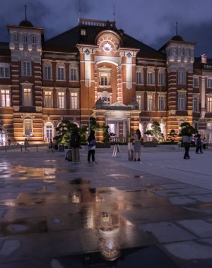 Tokyo, Japonya-8 Eylül, 2018. Tokyo Tren Istasyonu Plaza bina geceleri aydınlatılmış. 