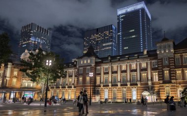 Tokyo, Japonya-8 Eylül, 2018. Tokyo Tren Istasyonu Plaza bina geceleri aydınlatılmış. 