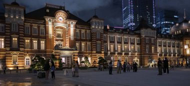 Tokyo, Japonya-8 Eylül, 2018. Tokyo Tren Istasyonu Plaza bina geceleri aydınlatılmış. 