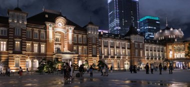 Tokyo, Japonya-8 Eylül, 2018. Tokyo Tren Istasyonu Plaza bina geceleri aydınlatılmış. 
