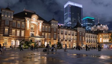 Tokyo, Japonya-8 Eylül, 2018. Tokyo Tren Istasyonu Plaza bina geceleri aydınlatılmış. 