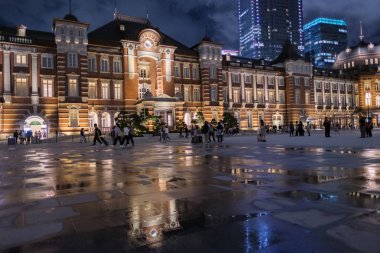 Tokyo, Japonya-8 Eylül, 2018. Tokyo Tren Istasyonu Plaza bina geceleri aydınlatılmış. 