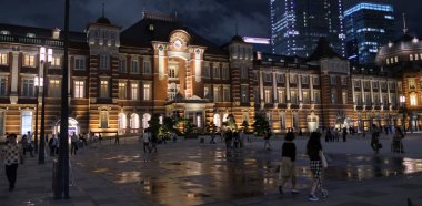 Tokyo, Japonya-8 Eylül, 2018. Tokyo Tren Istasyonu Plaza bina geceleri aydınlatılmış. 