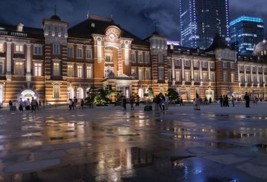 Tokyo, Japonya-8 Eylül, 2018. Tokyo Tren Istasyonu Plaza bina geceleri aydınlatılmış. 