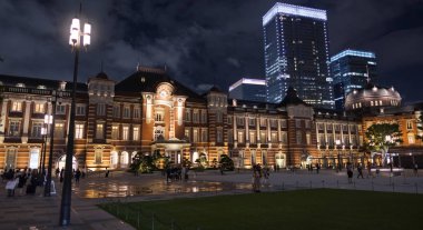 Tokyo, Japonya-8 Eylül, 2018. Tokyo Tren Istasyonu Plaza bina geceleri aydınlatılmış. 