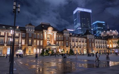 Tokyo, Japonya-8 Eylül, 2018. Tokyo Tren Istasyonu Plaza bina geceleri aydınlatılmış. 