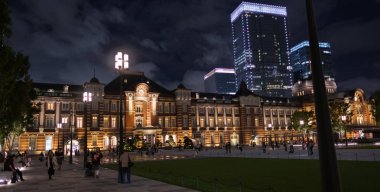 Tokyo, Japonya-8 Eylül, 2018. Tokyo Tren Istasyonu Plaza bina geceleri aydınlatılmış. 