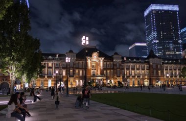 Tokyo, Japonya-8 Eylül, 2018. Tokyo Tren Istasyonu Plaza bina geceleri aydınlatılmış. 