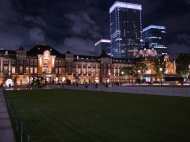 Tokyo, Japonya-8 Eylül, 2018. Tokyo Tren Istasyonu Plaza bina geceleri aydınlatılmış. 