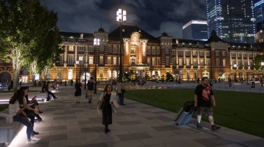 Tokyo, Japonya-8 Eylül, 2018. Tokyo Tren Istasyonu Plaza bina geceleri aydınlatılmış. 
