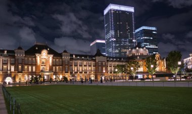 Tokyo, Japonya-8 Eylül, 2018. Tokyo Tren Istasyonu Plaza bina geceleri aydınlatılmış. 