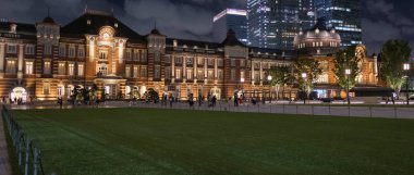 Tokyo, Japonya-8 Eylül, 2018. Tokyo Tren Istasyonu Plaza bina geceleri aydınlatılmış. 