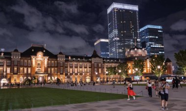 Tokyo, Japonya-8 Eylül, 2018. Tokyo Tren Istasyonu Plaza bina geceleri aydınlatılmış. 