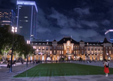 Tokyo, Japonya-8 Eylül, 2018. Tokyo Tren Istasyonu Plaza bina geceleri aydınlatılmış. 