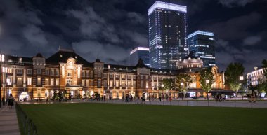 Tokyo, Japonya-8 Eylül, 2018. Tokyo Tren Istasyonu Plaza bina geceleri aydınlatılmış. 