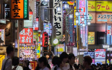 Tokyo, Japonya - 6 Eylül 2018. Renkli iş reklam işaretleri Shinjuku Kabukicho binalarda.
