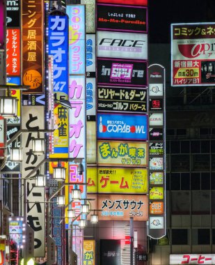 Tokyo, Japonya - 6 Eylül 2018. Renkli iş reklam işaretleri Shinjuku Kabukicho binalarda.