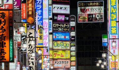 Tokyo, Japonya - 6 Eylül 2018. Renkli iş reklam işaretleri Shinjuku Kabukicho binalarda.